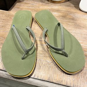 Authentic Rothy’s flip-flops Green Grasshopper size 7